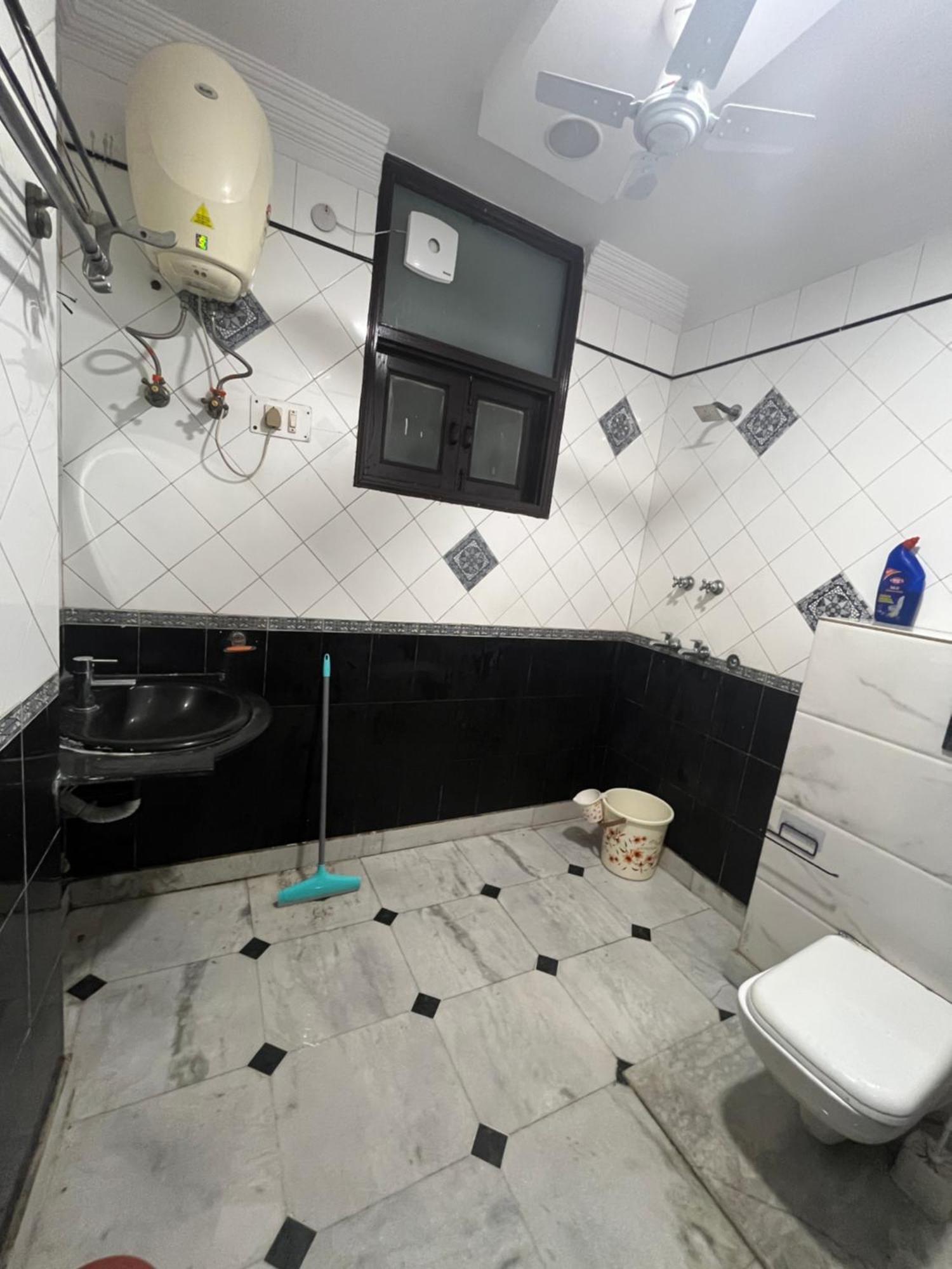 Spacious 2 Bhk With Living And Dining Area Apartment *