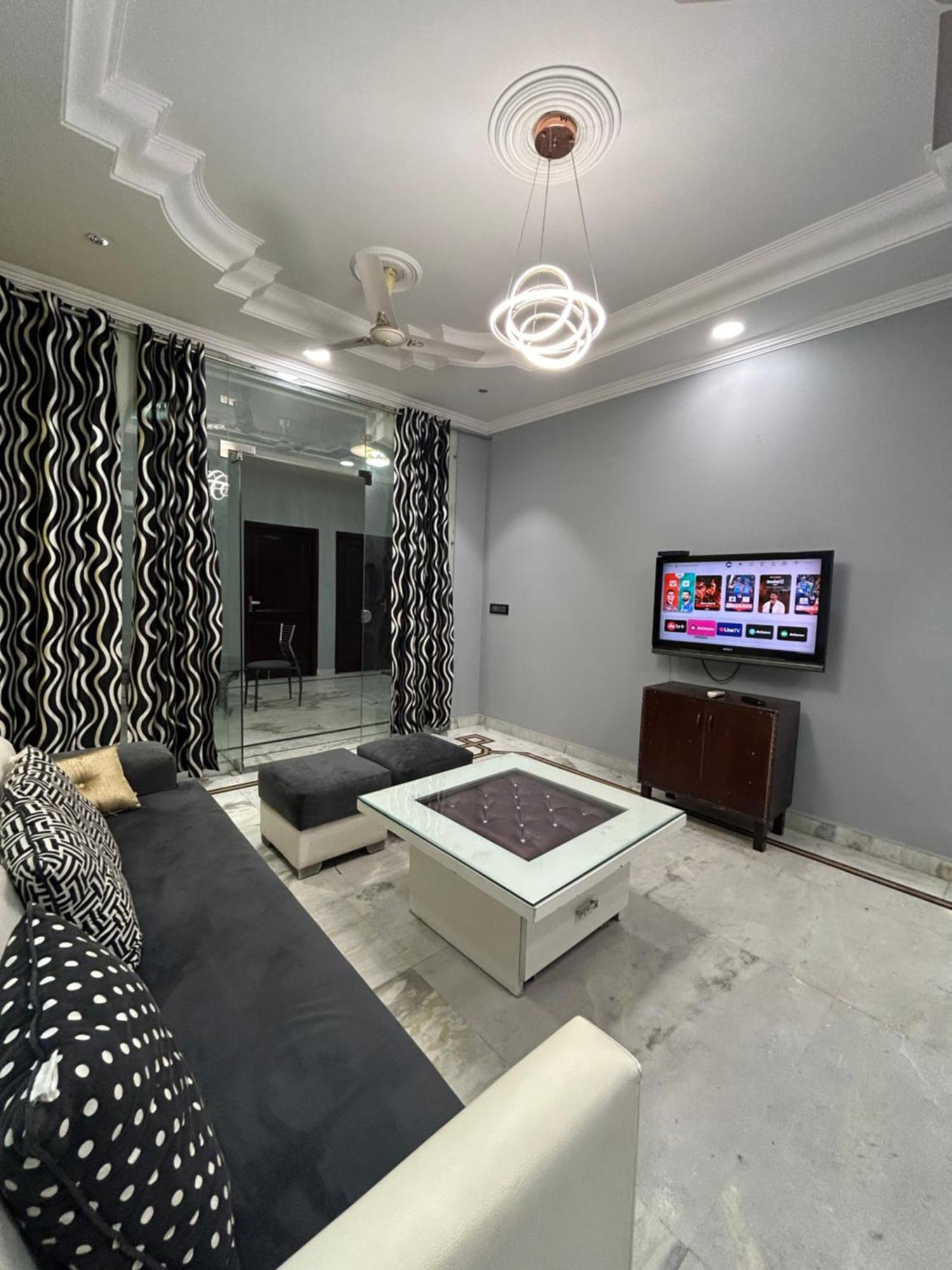 Spacious 2 Bhk With Living And Dining Area New Delhi