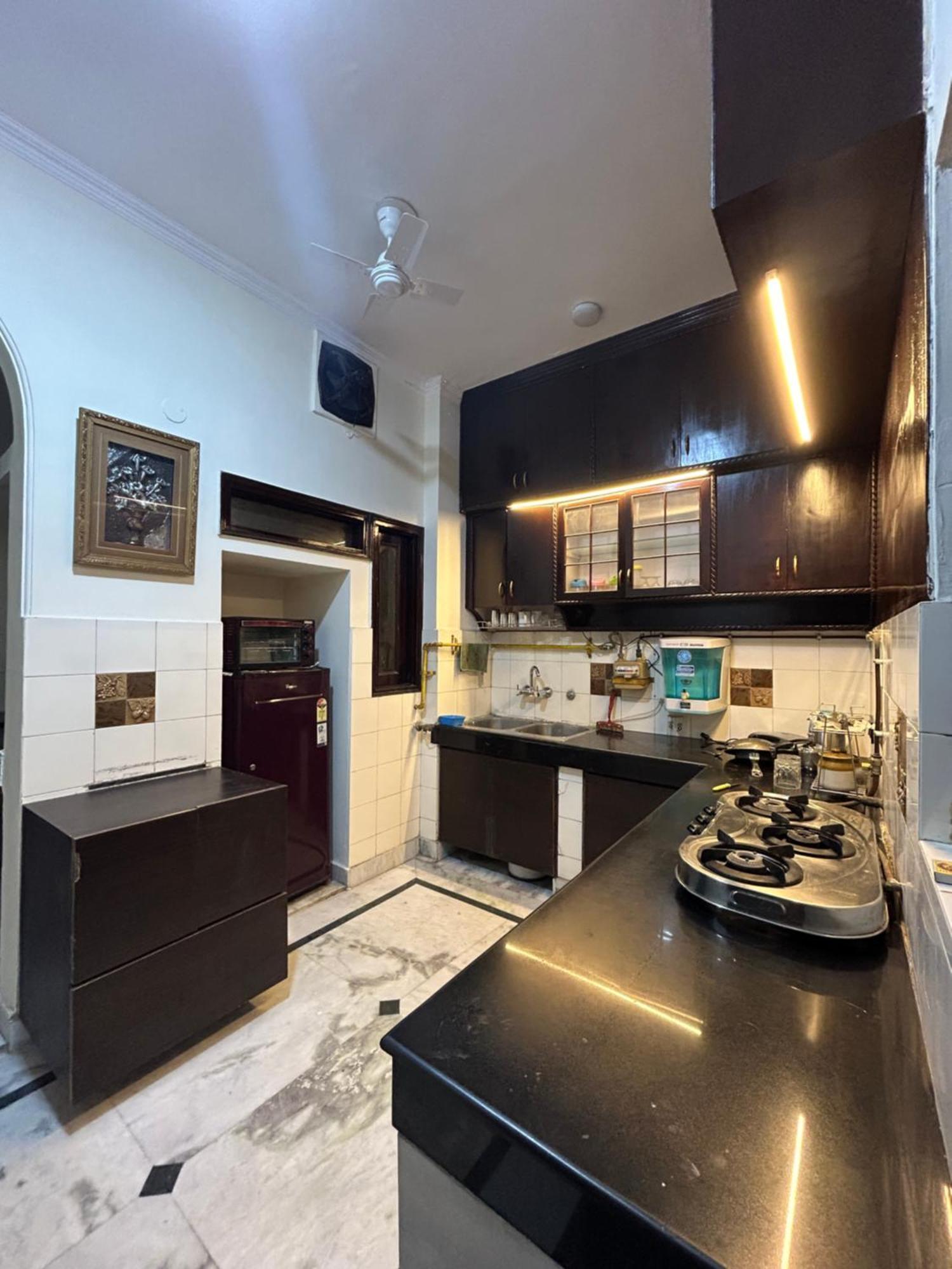 Spacious 2 Bhk With Living And Dining Area Apartment *