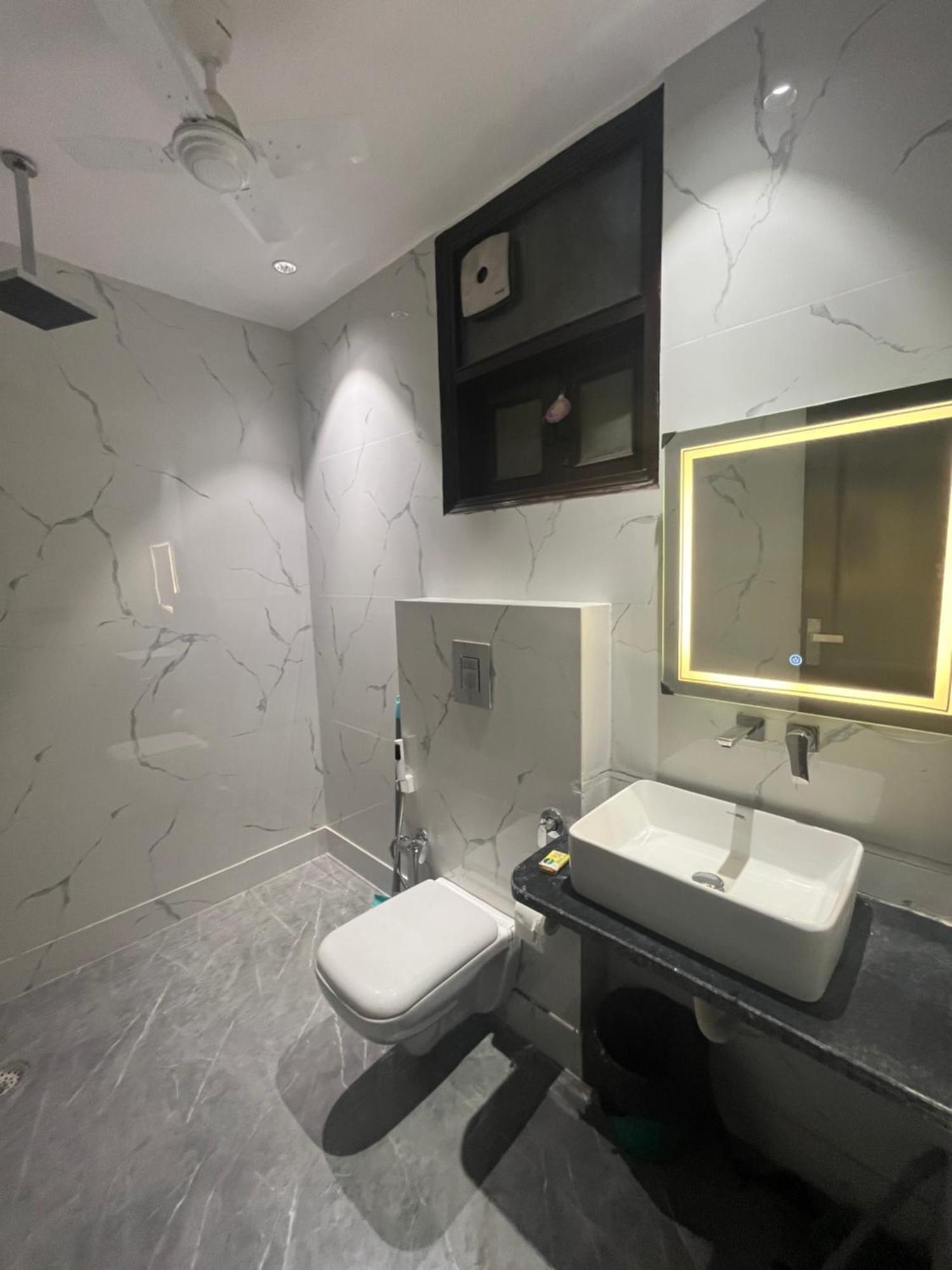 Apartment Spacious 2 Bhk With Living And Dining Area New Delhi